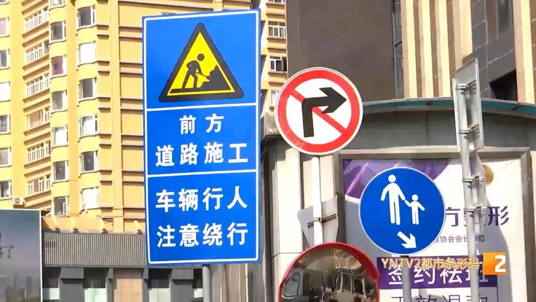 DƬ